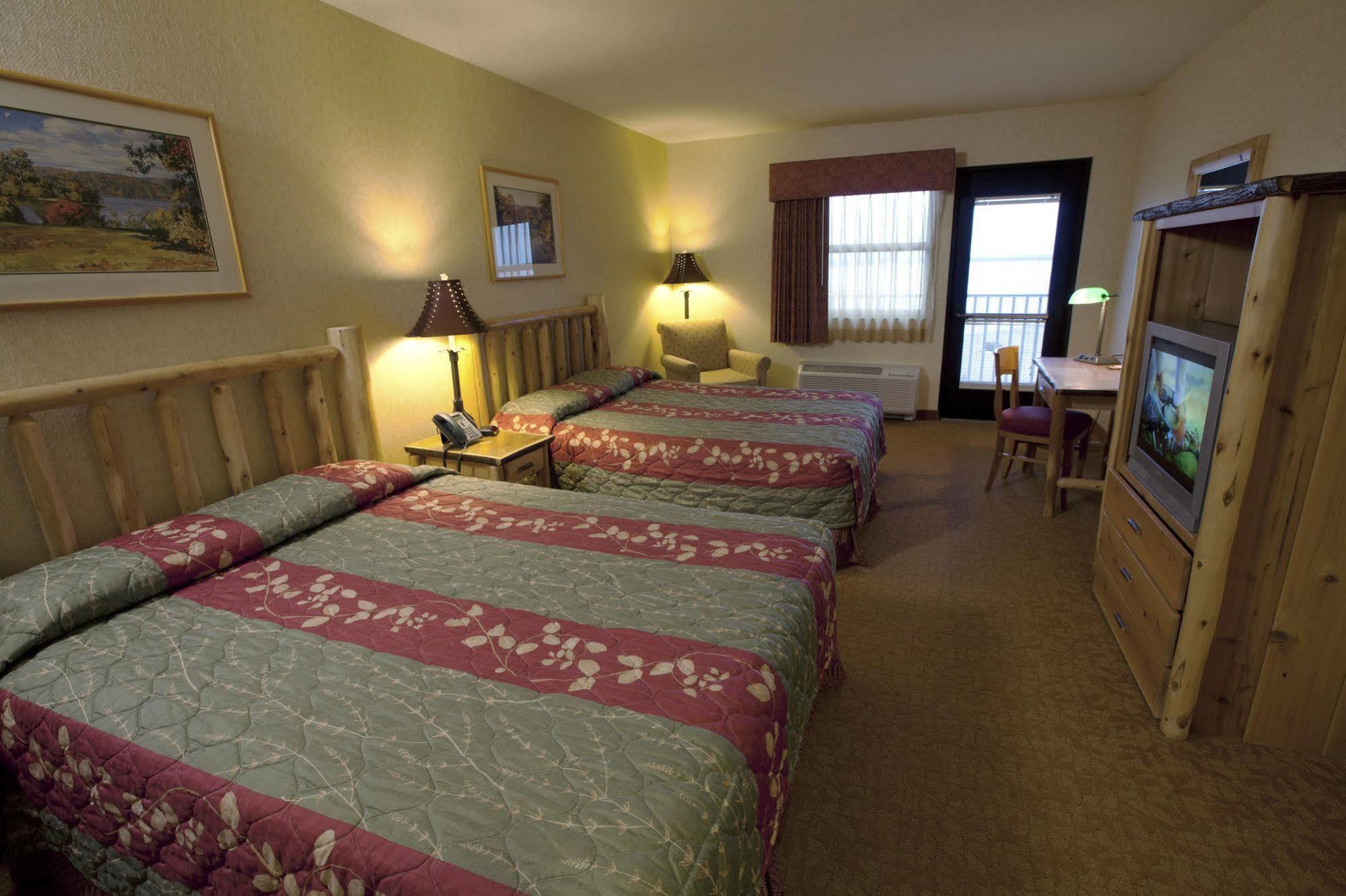 Kewadin St. Ignace Hotel Evergreen Shores Buitenkant foto